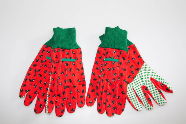 家庭菜園のための2組の園芸用手袋赤と緑の女性のファッション - 写真・画像