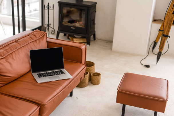 Modern interior. Comfortable workplace. laptop - Foto, afbeelding