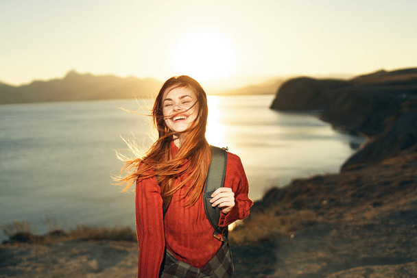 mulher com mochila ao ar livre e montanhas rochosas viajar liberdade de ar fresco - Foto, Imagem