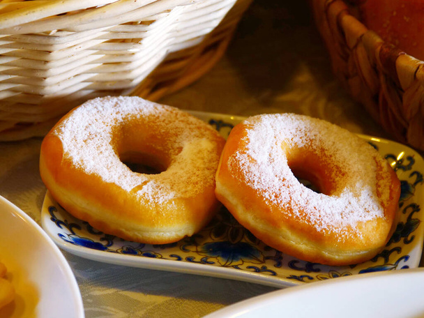 Gourmet donuts op een bord heerlijk - Foto, afbeelding