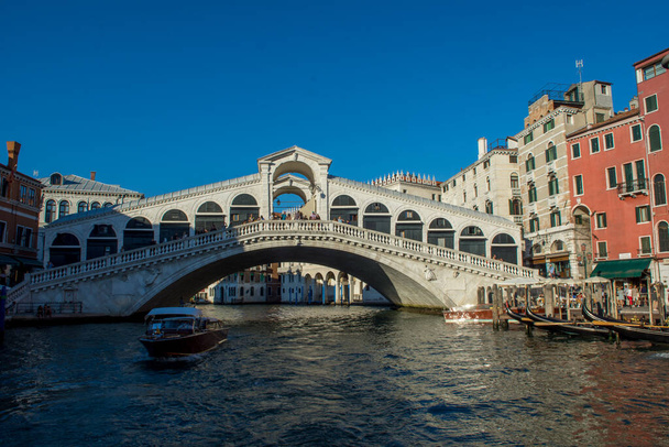 descubrimiento de la ciudad de Venecia y sus pequeños canales y callejones románticos, Italia - Foto, imagen