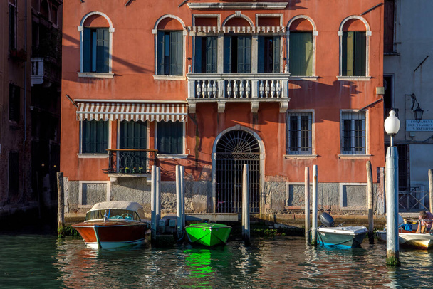 Venetsian kaupungin ja sen pienten kanavien ja romanttisten kujien löytäminen, Italia - Valokuva, kuva