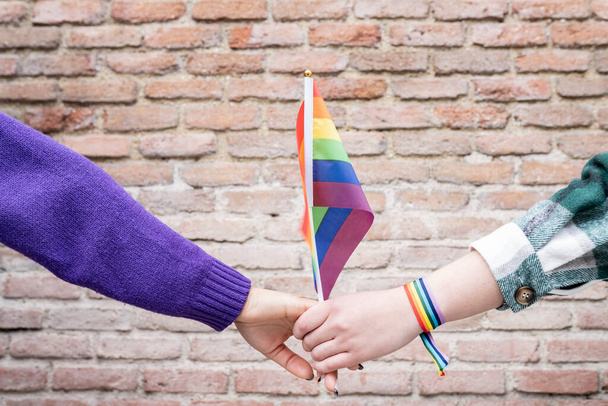 Γυναίκα χέρια Igbt έννοια, με γκέι σημαία υπερηφάνεια - Φωτογραφία, εικόνα