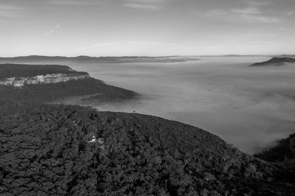 Vista aérea do nevoeiro em Megalong Valley perto de Blackheath em The Blue Mountains em Nova Gales do Sul regional na Austrália - Foto, Imagem