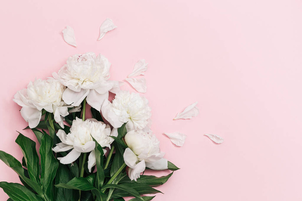 Csokor fehér bazsarózsa virágok rózsaszín háttérrel másolás helyet. Virágos képeslap nyári szünetre, anyák napja, nőnap, esküvői meghívó. - Fotó, kép