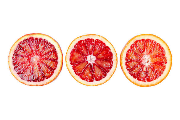 Naranjas sangrientas en rodajas aisladas sobre fondo blanco. Naranja siciliano rojo maduro fresco, cítricos. - Foto, imagen