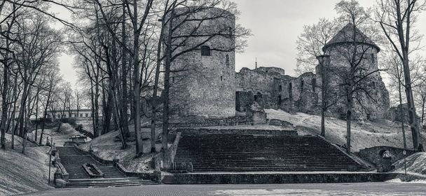 Photo en noir et blanc du vieux château médiéval et des escaliers en pierre dans le parc de la ville de Cesis, Lettonie. Cesis Castle est l'un des châteaux médiévaux les plus emblématiques et les mieux préservés de la Baltique - Photo, image
