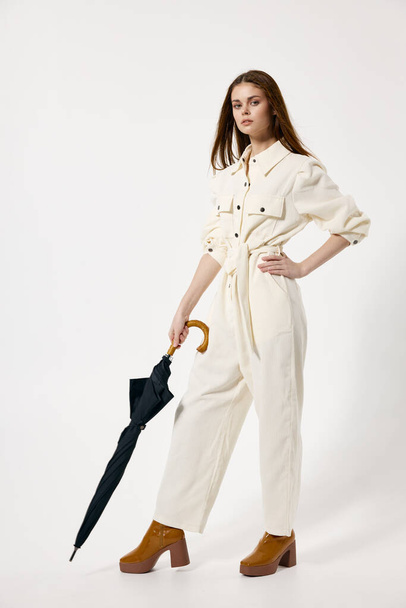 Frau weißen Overall Mode Stiefel Regenschirm in den Händen - Foto, Bild