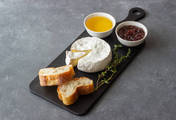Camembert cheese with toasts, honey and jam. Wine snack - Foto, Imagen