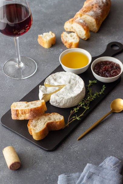 Camembert cheese with toasts, honey and jam. Wine snack - Fotoğraf, Görsel