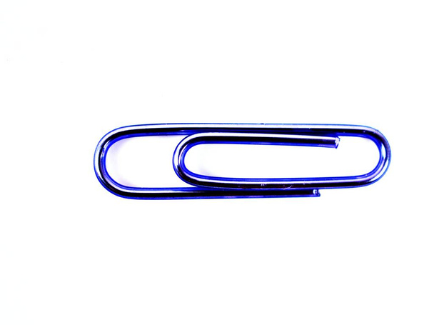 Συνδετήρας, μεταλλικό γυαλιστερό πολύχρωμο απομονωμένο σε λευκό φόντο - Φωτογραφία, εικόνα