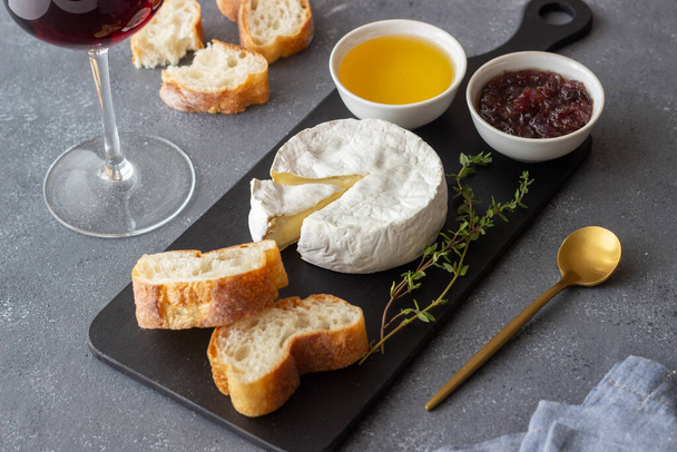 Camembert cheese with toasts, honey and jam. Wine snack - Фото, зображення