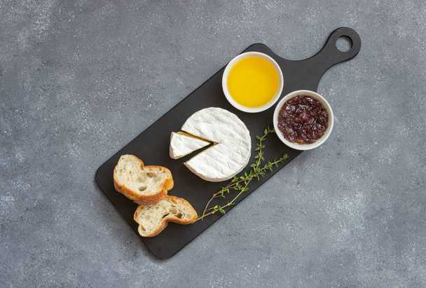 Camembert cheese with toasts, honey and jam. Wine snack - Fotó, kép