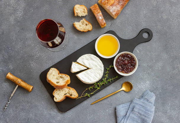 Camembert cheese with toasts, honey and jam. Wine snack - Foto, Imagen