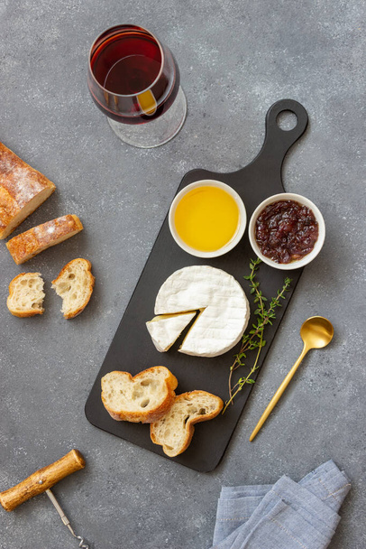 Formaggio Camembert con pane tostato, miele e marmellata. Snack al vino - Foto, immagini