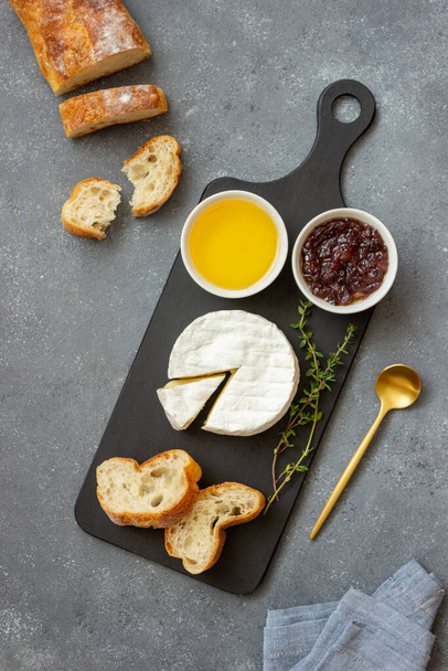 Camembert cheese with toasts, honey and jam. Wine snack - Photo, image