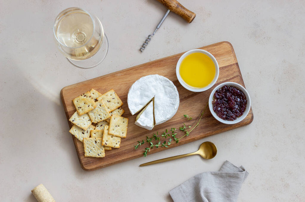Camembert cheese with cracker, honey and jam. Wine snack - Φωτογραφία, εικόνα