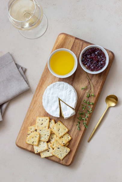 Camembert cheese with cracker, honey and jam. Wine snack - Фото, изображение