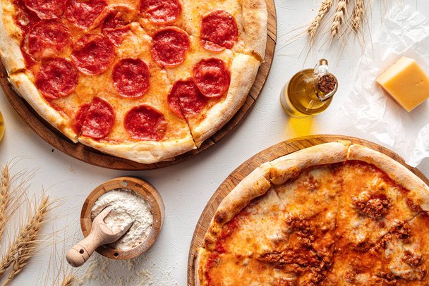 Vue de dessus sur les pizzas avec viande hachée et pepperoni - Photo, image