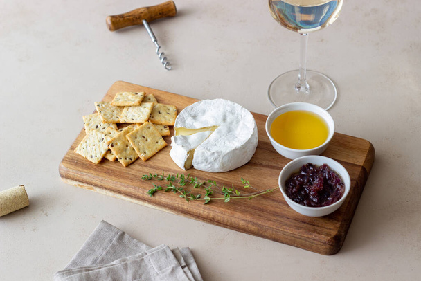 Camembert cheese with cracker, honey and jam. Wine snack - Foto, Imagen