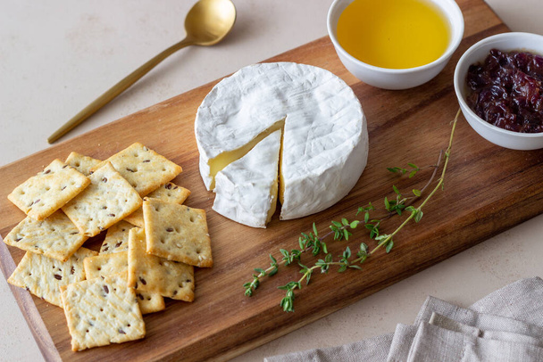 Camembert cheese with cracker, honey and jam. Wine snack - Zdjęcie, obraz