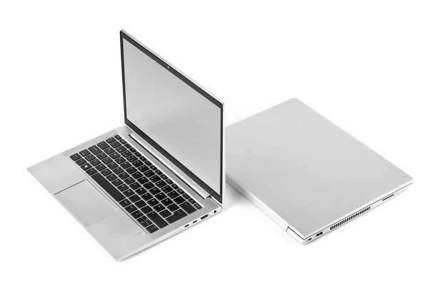 Portátil de metal moderno sobre fondo blanco - Foto, imagen