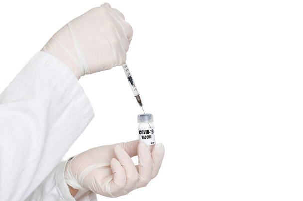 Fehér hátterű vakcinázás - Covid-19 elleni védőoltás - Fotó, kép