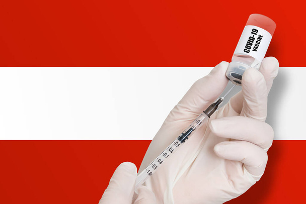 Vacunación en Austria. Vacuna para proteger contra el Covid-19 en el fondo de la bandera nacional. - Foto, imagen