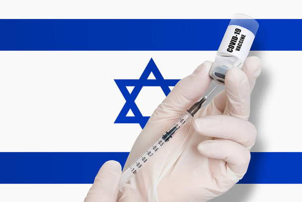 İsrail 'de aşı. Ulusal bayrağın arka planında Covid-19 'a karşı koruma aşısı. - Fotoğraf, Görsel