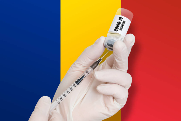 Vaccinazione in Romania. Vaccino per la protezione contro la Covid-19 sullo sfondo della bandiera nazionale. - Foto, immagini