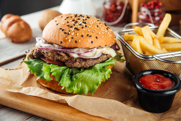 Klassieke burger combo set met friet en ketchup - Foto, afbeelding