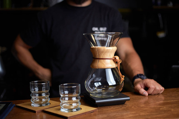 Бариста готовит кофе с помощью Chemex залить на кофеварку. Альтернативные способы варки кофе. Концепция кафе. - Фото, изображение