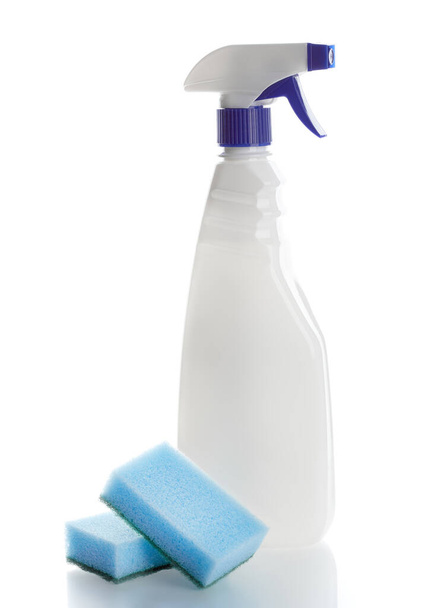 Detergenty do domu. Środki czyszczące. Biała butelka z plastikowym sprayem izolowana na białym tle.  - Zdjęcie, obraz