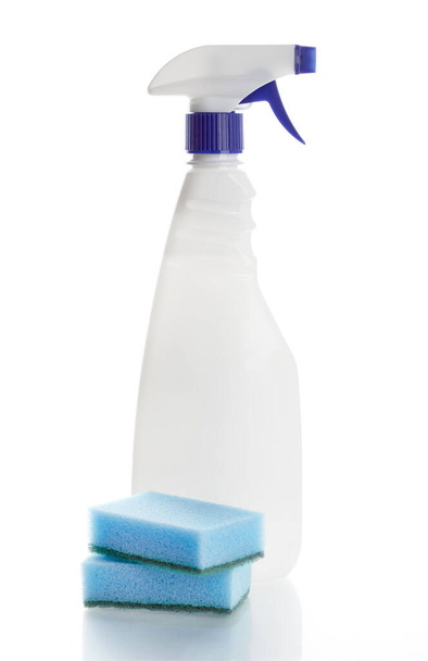 Mosószerek otthon. Tisztítószerek. Fehér üres műanyag spray mosószer palack izolált fehér alapon.  - Fotó, kép
