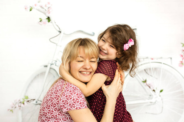 Happy matka a dcera hrát, objímání, roztomilý holčička hrát se ženou, close-up fotografie - Fotografie, Obrázek