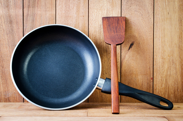 closeup σιδήρου τηγάνι και τα ξύλινα σκεύη - Φωτογραφία, εικόνα
