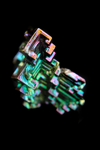 Wismut (bismuthum - bi) farbiger Metallkristall - Foto, Bild