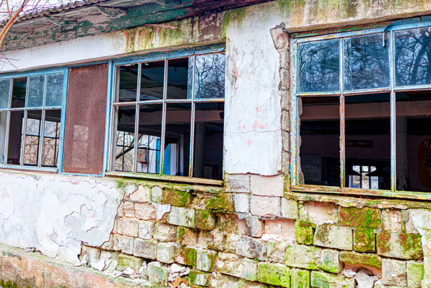 В Радянському Союзі знищено флягу. Будинок з розбитими вікнами і стінами. - Фото, зображення