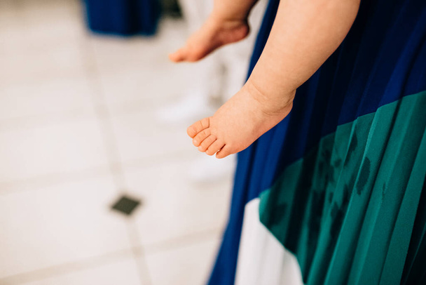 Ноги ребенка, держащегося на руках - Фото, изображение