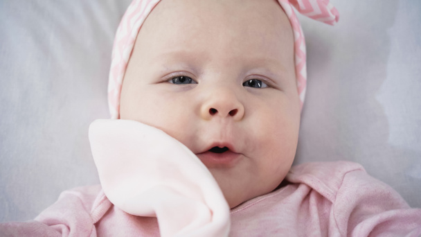 felső nézet csecsemő baba lágy játék nézi kamera - Fotó, kép