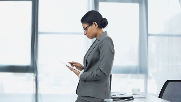 Африканская американская бизнесвумен, использующая цифровой планшет в офисе  - Фото, изображение