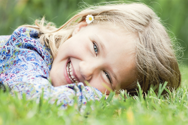 dziewczyna leżąc na trawie śmiejąc się - Zdjęcie, obraz