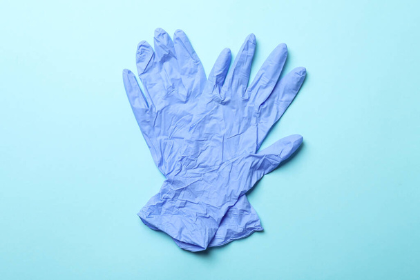 Medizinische Handschuhe auf blauem Hintergrund, Platz für Text - Foto, Bild