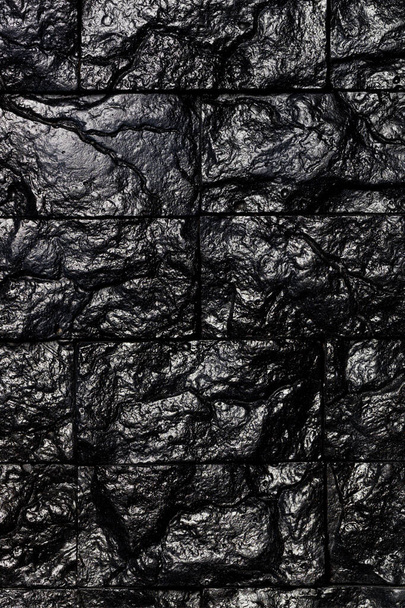 Texturált négyszögletes dekoratív csempe fekete szén, mint egy szokatlan belső textúra és a háttér. Függőleges kép. - Fotó, kép