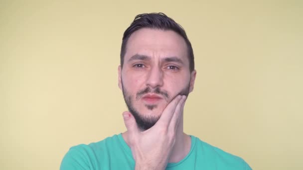 Fiatal férfi fogfájással - Felvétel, videó