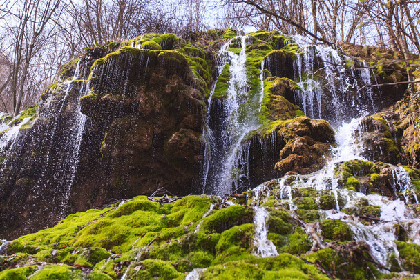 Úžasný vodopád v lese, brzy na jaře. Přírodní krajina. Vodopád Siga. Homolské hory, východní Srbsko. - Fotografie, Obrázek