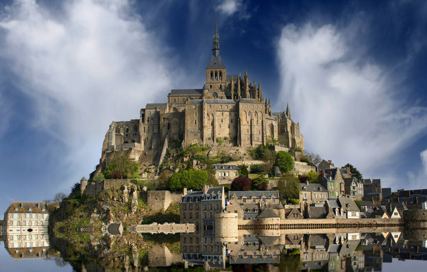 wolken boven Mont heilige Michel abdij, normandy, frankrijk - Foto, afbeelding