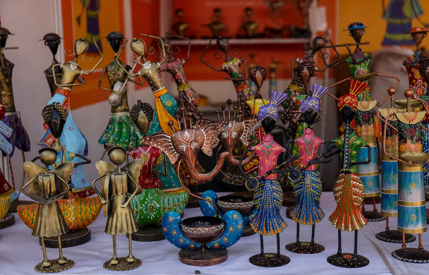NEW DELHI, INDIA - FEBRUARI 2021: Handenarbeid metalen producten in Indiase souvenirwinkel in Hunar Haat. - Foto, afbeelding