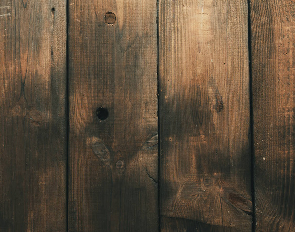 Fundo de placas de madeira marrom com rachaduras, arranhões. Fundo para composições, rústico - Foto, Imagem