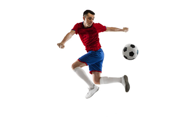 Νεαρός Καυκάσιος ποδοσφαιριστής προπόνηση απομονώνονται σε λευκό φόντο. - Φωτογραφία, εικόνα